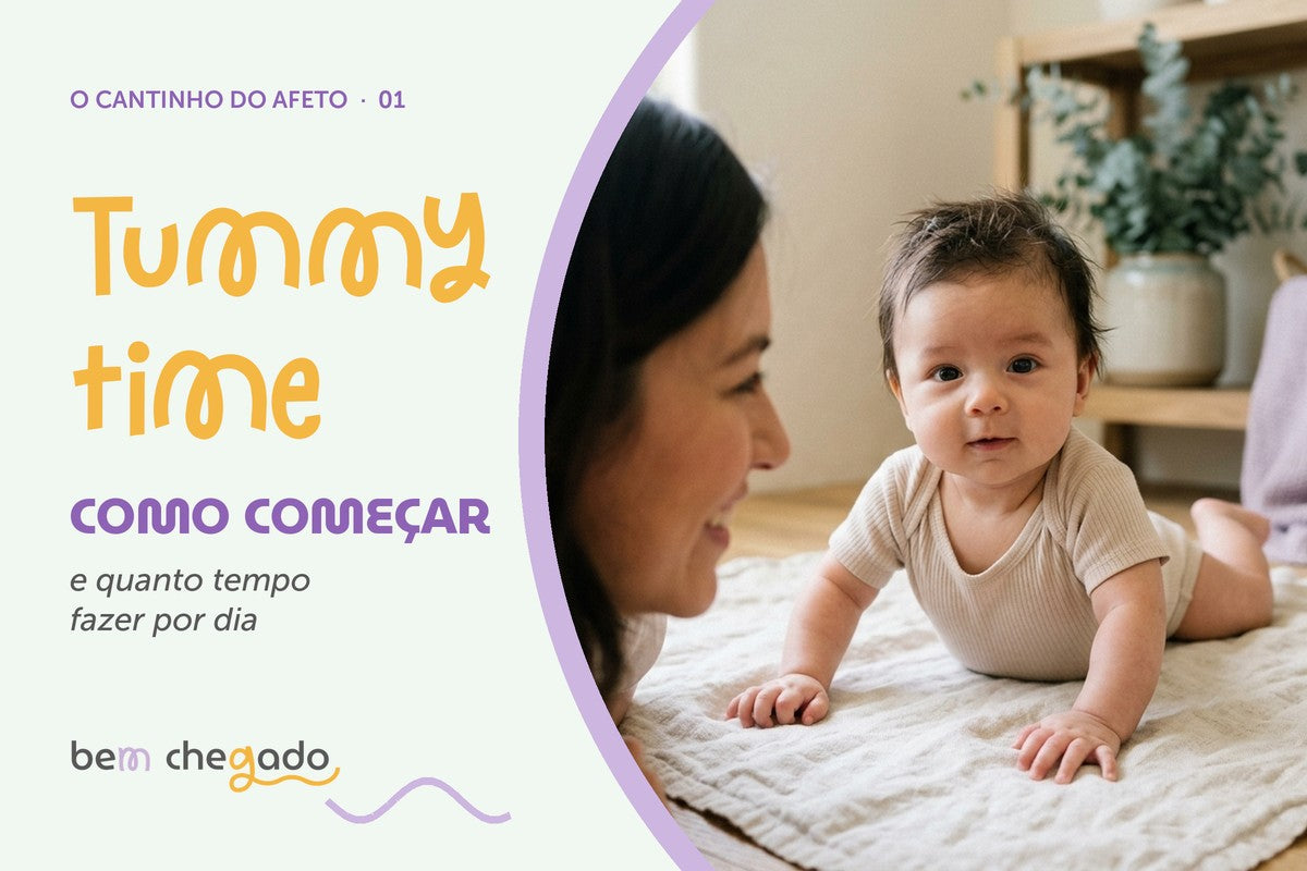 Bebê de bruços no tapete levantando a cabeça, com a mãe deitada no chão de frente para ele: tummy time, como começar
