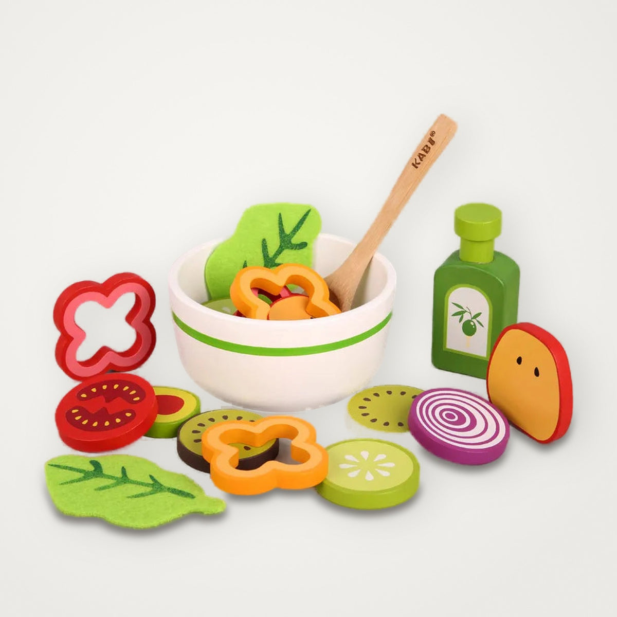 Salada educativa em madeira com tigela, colher, azeite e legumes de cortar