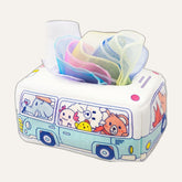 Caixa de Lenços Sensorial em formato de ônibus branco, com os lenços coloridos saindo pela abertura de cima